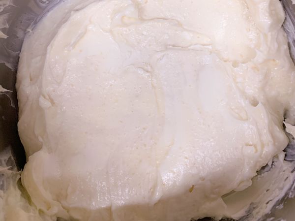 《開始製作！》
將糖倒入奶油乳酪中攪拌均勻
-
★ 攪拌時記得每個食材都要拌勻！