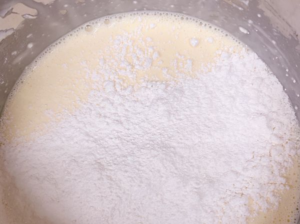 依次將蛋倒入，攪勻後加入鮮奶、鮮奶油、麵粉、檸檬汁
將蛋糕糊過篩（讓口感更綿密呦！）
-
★ 麵粉可先過篩一次