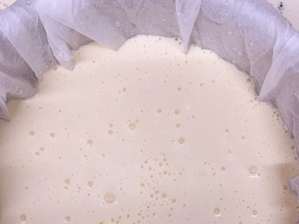 加入檸檬皮（增添蛋糕的檸香風味）、蔓越蔓乾（看自行喜好）
-
★ 烘培紙沾水揉成小球後再攤開鋪入烤模中～
★ 放進烤箱前可先將模具敲幾下，讓蛋糕體的空氣排出（也可用叉子在蛋糕體中畫Z的形狀）