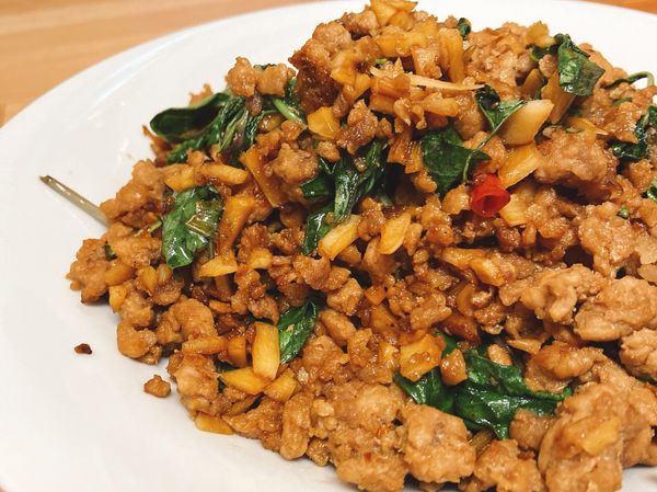 1）熱油鍋後放入絞肉拌炒變色加入米酒去腥，炒至微金黃放入蒜末、辣椒末。

2）超出香氣後加入所有調味料（除了米酒）拌炒入味，最後加入上九層塔炒一下完成✅