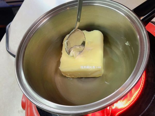 準備的材料就只需要無鹽奶油，超級容易，依照你的需求再決定要準備多少無鹽奶油。
準備一個鍋子，開小火放入無鹽奶油，不斷攪拌至融化。