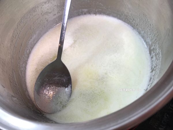 奶油融化後，撈光上頭浮起的白色泡沫。 
這些白色泡沫不要丟掉，可以拿來拌菜，非常美味。