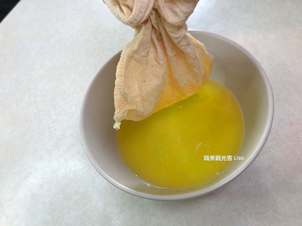 撈光白色泡沫後離火且放涼，將剩下的奶油倒入過濾袋，過濾出來的液體就是無水奶油拉～