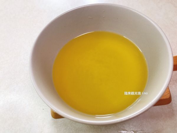 最後我得到130g的無水奶油，過濾後的無水奶油放入玻璃瓶存放放置冷藏即可。