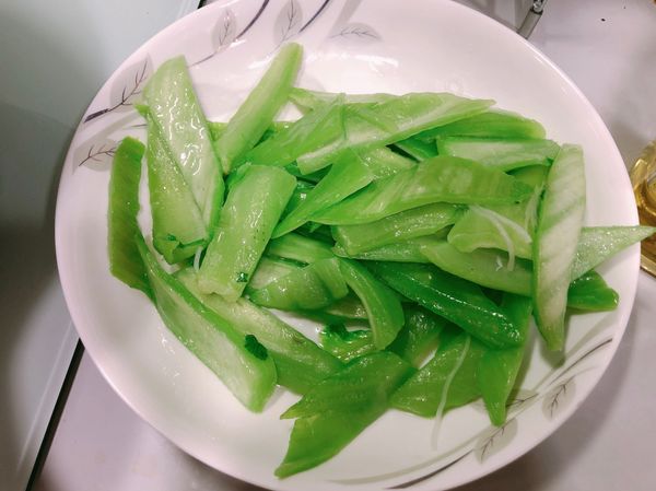 備料：芥菜切小條

起滾水，加入三大匙鹽、三大匙糖、一大匙小蘇打粉（by 阿基師）

中小火下芥菜，不要蓋蓋子讓苦味可以揮發掉（by阿基師）

煮至芥菜梗旁的葉子熟透並有點軟爛，撈起備用