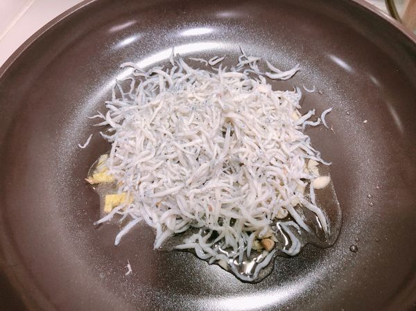 小火稍微爆香蒜末、薑末（不要爆過頭不然會苦）

下吻仔魚、米酒、鹽、糖拌炒至吻仔魚熟