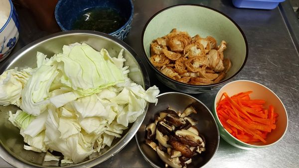 豆輪要用水泡開   泡開後切小塊
其他食材也要處理好