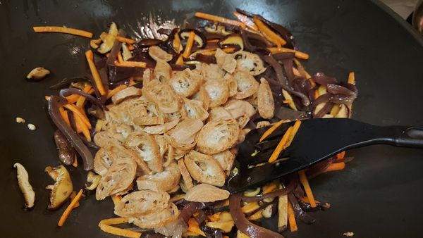 用麻油來爆香香菇   紅蘿蔔絲   煸炒豆輪   木耳