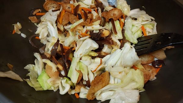 接著加進高麗菜   繼續翻炒