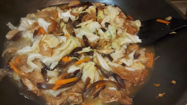 接著將調味料及高湯香菇水等都加進去鍋中   稍微煨煮一下
順便嚐一下味道   再稍微做調整