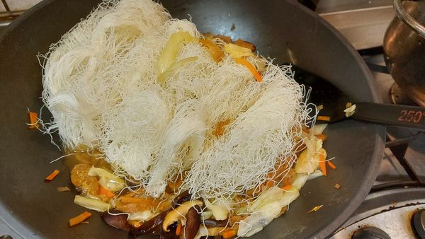 米粉稍微用水沖洗一下就進鍋中拌炒