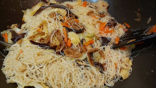 用筷子跟鏟子均勻撥散米粉   讓米粉都沾到湯汁