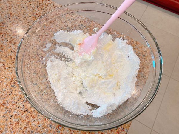 將糖粉加入軟化後的無鹽奶油，攪拌均勻