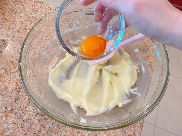 加入蛋黃，攪拌均勻
