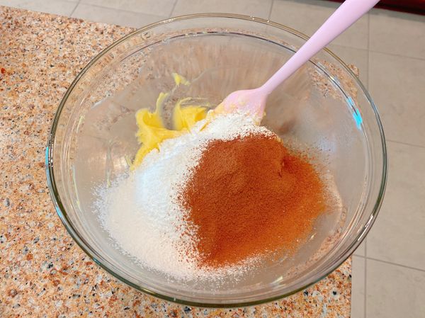 將低筋麵粉和無糖可可粉過篩加入，切拌按壓均勻至完全無乾粉狀態