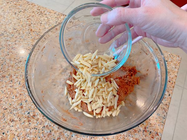 將杏仁片加入拌均勻