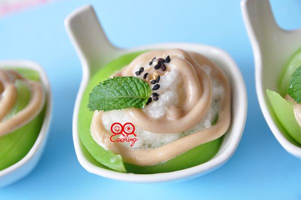 接著擺上一小片薄荷葉...簡單又不需揮汗的即可完成好吃又好看的涼拌料理囉!