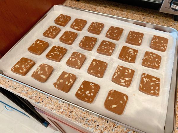 烤箱預熱180度C/350度F，將凍好的麵團取出切成約0.5cm的片狀，烤盤鋪上烘培紙，把餅乾間隔排入，烘烤約15分鐘