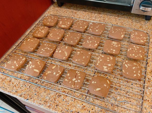 將烤好的餅乾放在網架上，放涼後密封保存即可