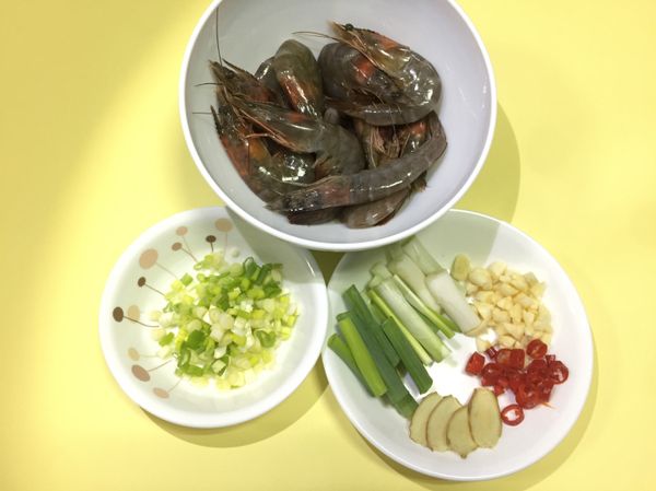 蝦子用流動的水洗乾淨後剪去尖刺及長鬚，用牙籤挑去腸泥。蔥分別切成蔥段及蔥末，老薑切片，蒜頭切粒，辣椒去籽切細