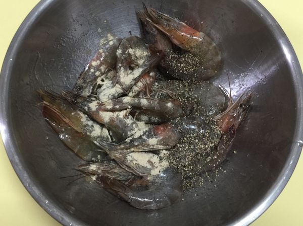 拌入白胡椒粉、黑胡椒粒、鹽、米酒、沙拉油後充份攪拌均勻