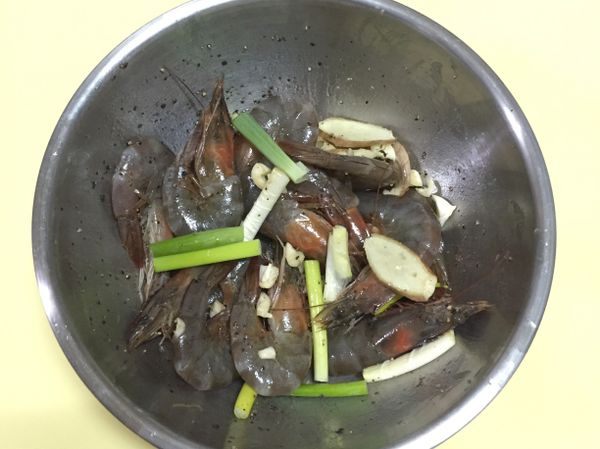 再加入蔥段、蒜末，薑片拌一下，放置半小時等候調味料入味