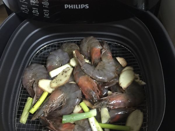 將蝦子放進氣炸鍋炸籃內鋪開，設定溫度180度，時間8分鐘。過程不需要翻拌