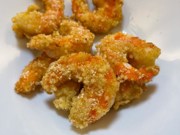 1.蝦洗乾淨切背清腸泥
2.沾蛋液粿地瓜粉等反潮
3.起油鍋半煎炸蝦金黃撈起
4.油炒薑蒜爆香後加入番茄醬、蠔油、水
5.把蝦子倒進去拌炒加一點糖收汁
6.放蔥珠～起鍋 ok