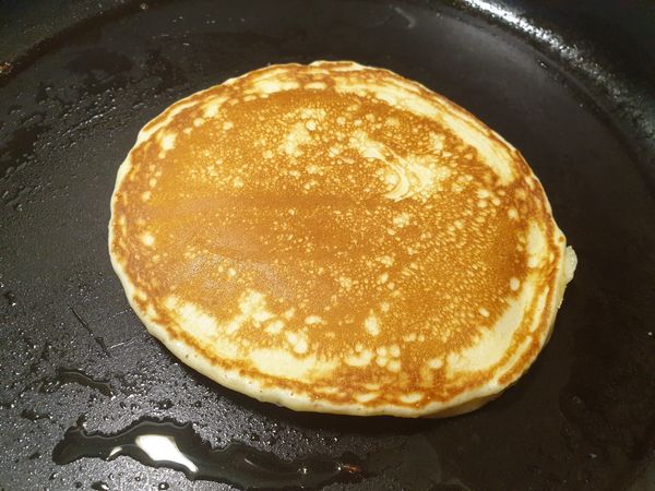 翻面囉！再煎個2分鐘，就可以再翻面煎一下下，看自己喜歡吃的焦度，煎多久自己可以決定喔。