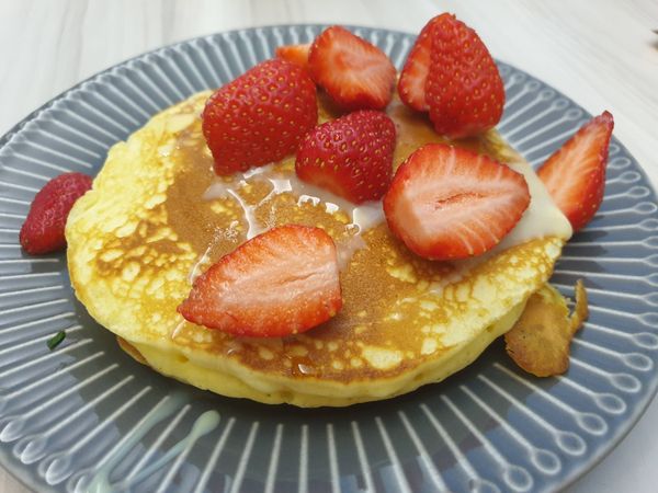 一個人可以吃兩片，鬆餅上面淋一點蜂蜜，放上草莓後再淋上一點煉乳就完成囉！非常的簡單又美味吧！