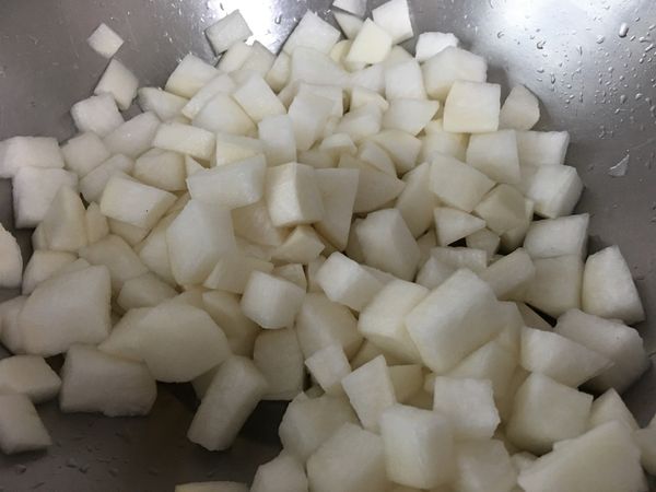 白蘿蔔切片加入鹽巴醃漬1小時出水。