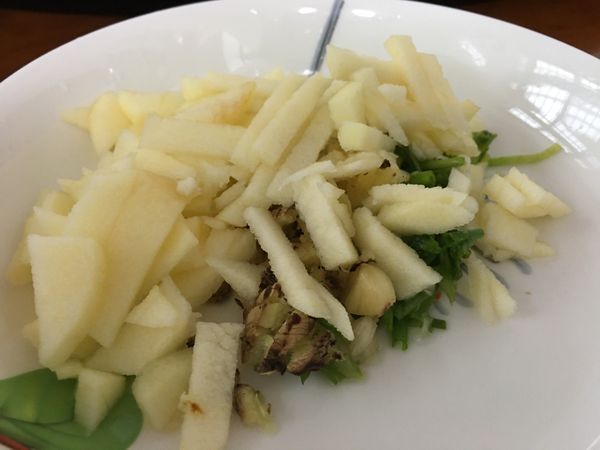 將蘋果切成小塊，蔥切碎，薑蒜拍扁稍微切一下。