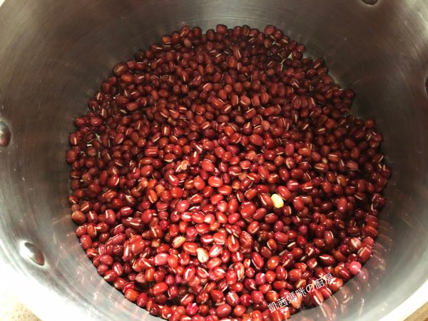 浸泡一夜的紅豆，倒掉浸泡的水、再清洗一下紅豆。