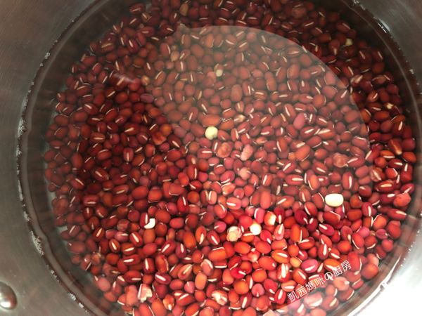把紅豆放入電鍋的內鍋，水加至淹過紅豆三公分；外鍋加水2杯。按下開關，進行烹煮。