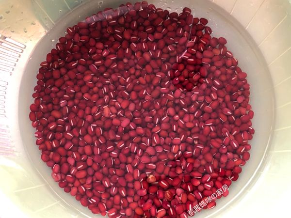 前一晚先洗淨紅豆、浸泡過夜。