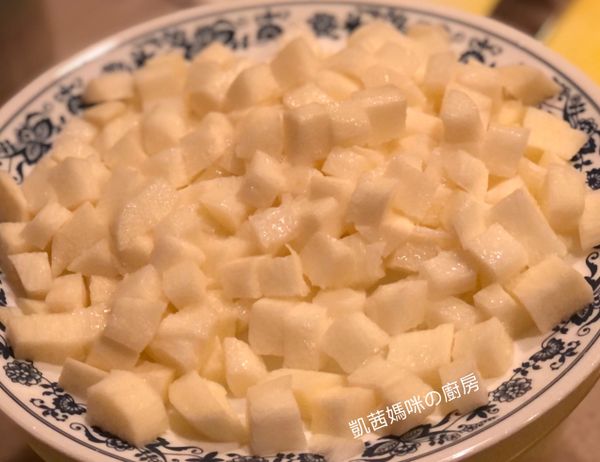 山藥切成小丁。