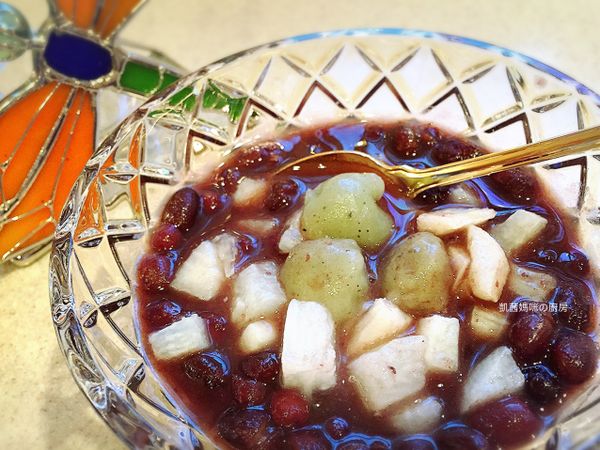 將蜜紅豆、山藥拌在一起，加些喜愛的湯圓。美味的日本山藥紅豆甜湯，溫馨享用。