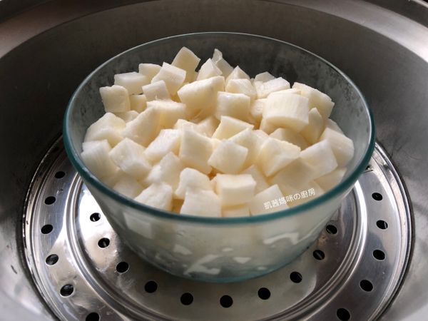 山藥放蒸盤、置入電鍋，外鍋加水一杯、按下開關蒸煮。