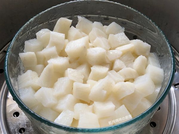 蒸熟的山藥丁。