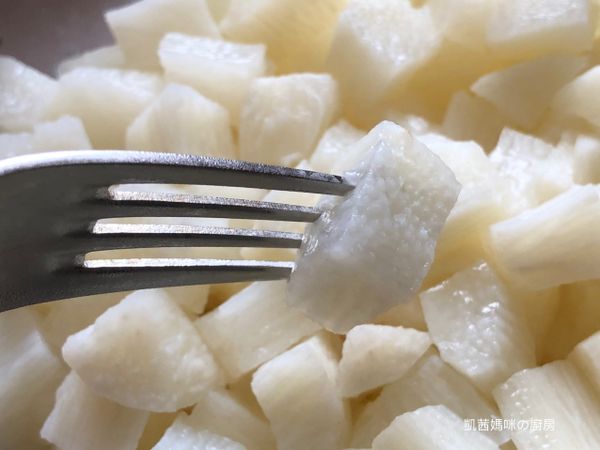 使用筷子或叉子，刺入熟山藥丁測試⋯