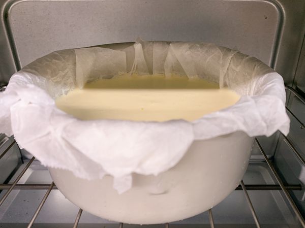 進烤箱！
上下管 溫度220-230度 烤30-35分鐘
（每個烤箱的脾氣不同 可自行調整）
上層若太焦可蓋上鋁箔紙 或調低溫度
-
★ 烤至流心體的時間約為22-25分鐘
★ 巴斯克的不失敗秘訣就是蛋糕底頂端要烤至上色！有略微的焦香（想要上色多少可自行斟酌～）
★ 烤箱可先提前預熱10分鐘