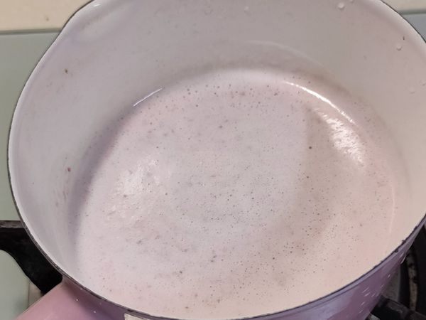 倒入牛奶鍋微加熱，加入糖至融化即可離火。