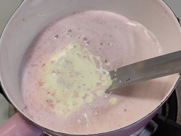 加入鮮奶油及吉利丁粉融合，可過篩增加奶酪柔滑感。