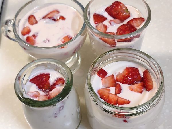 另一半草苺切成小丁，舖滿在奶酪杯上，放置冰箱1~2小時。完成~