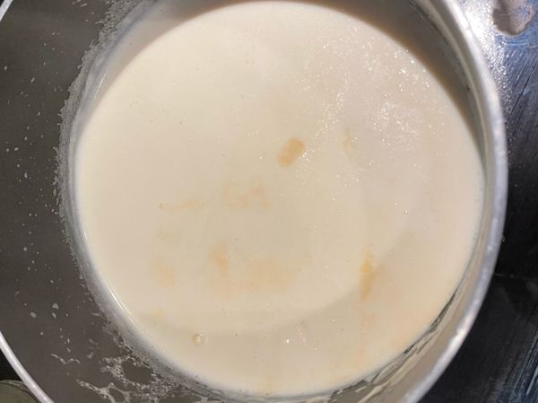 200克牛奶+200克淡奶油+50克煉乳，倒入鍋內