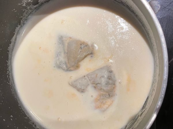 加入紅茶包
煮至稍微沸騰後，關火燜5分鐘
同時用一碗冷水泡軟吉利丁片