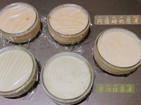 按壓紅茶包煮出味後撈出丟掉
將泡軟的吉利丁片放入鍋中
稍微攪拌均勻
倒入分裝容器