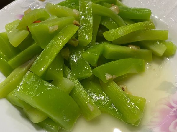 菜心切一切加入適量鹽巴醃
大約1-2天
醃過在炒口感較清脆


要炒之前要洗過清水
炒蒜頭、辣椒
若不夠鹹在加一點鹽巴