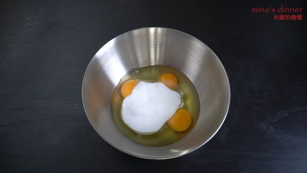 準備一個蛋糕模具，在四周和底部刷上少許玉米油，方便脫模。三個雞蛋加入2-3滴檸檬汁或白醋、60g細砂糖，用電動打蛋器低速攪打。冰箱裏取出的雞蛋必須提前回溫至室溫。