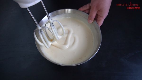 待蛋液逐漸體積增大、顏色變淺，提至高速繼續打發。打發過程中要經常停止打發並拿起打蛋器，觀察蛋液的情況。打發至用打蛋器在打蛋盆中畫“8”字，花紋維持5秒不消失，就說明打發好了。